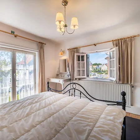 In Near Zeedijk, Cleaning Included Villa