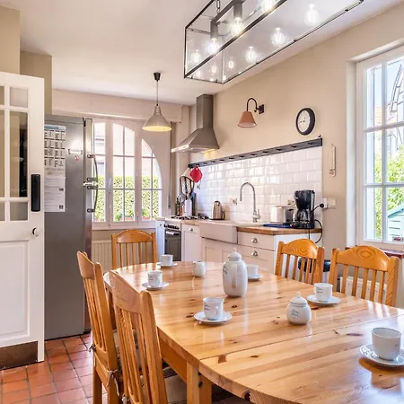 In Near Zeedijk, Cleaning Included Villa